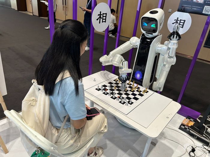 记者与AI机器人下棋（央广网发 受访者供图）